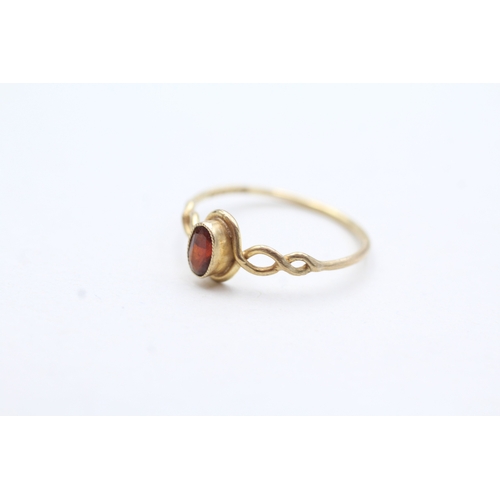 64 - 9ct gold vintage bezel set garnet ring with patterned shoulders (0.8g) Size M