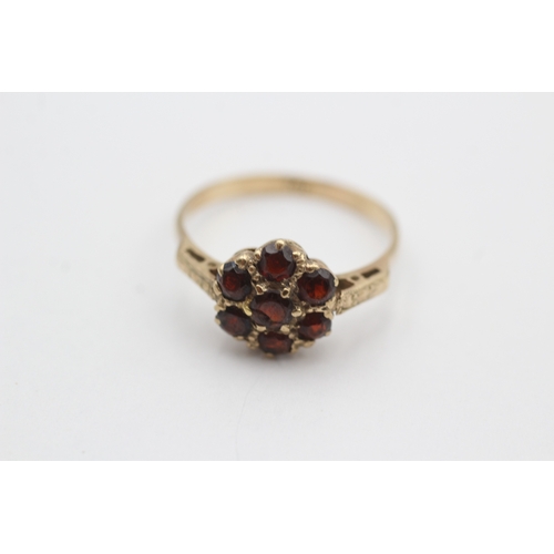 68 - 9ct gold vintage garnet cluster ring (2.2g) Size P