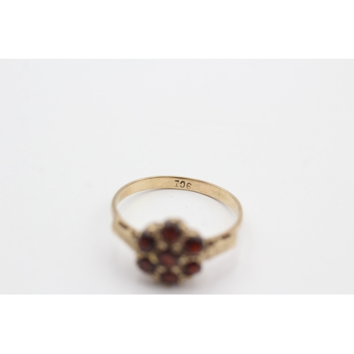 68 - 9ct gold vintage garnet cluster ring (2.2g) Size P