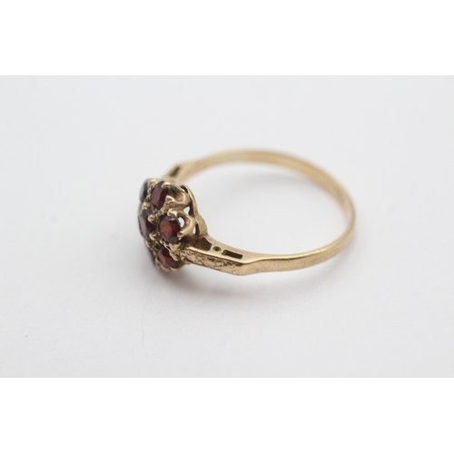 68 - 9ct gold vintage garnet cluster ring (2.2g) Size P