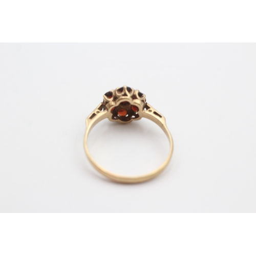 68 - 9ct gold vintage garnet cluster ring (2.2g) Size P