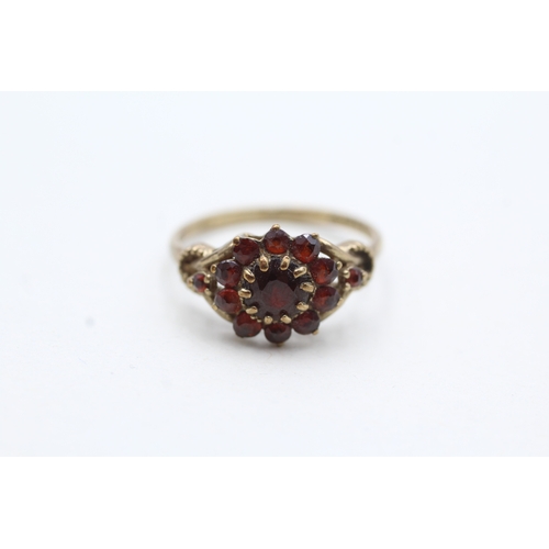 80 - 9ct gold vintage garnet cluster ring (2.1g) Size M