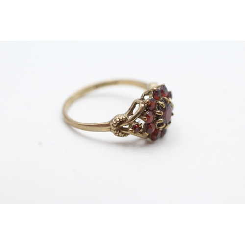 80 - 9ct gold vintage garnet cluster ring (2.1g) Size M