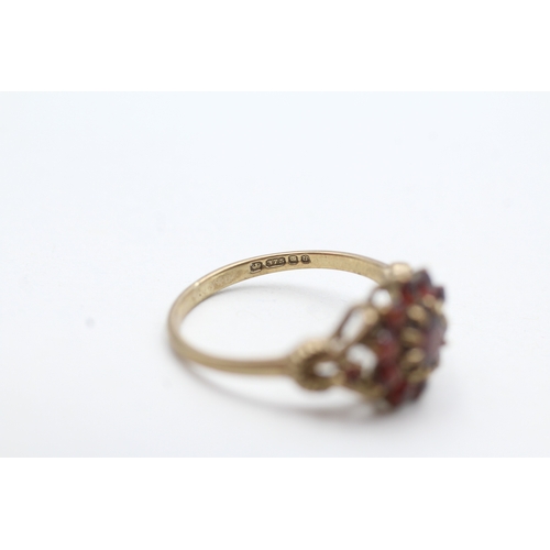 80 - 9ct gold vintage garnet cluster ring (2.1g) Size M