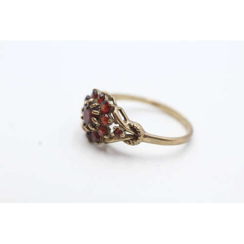 80 - 9ct gold vintage garnet cluster ring (2.1g) Size M