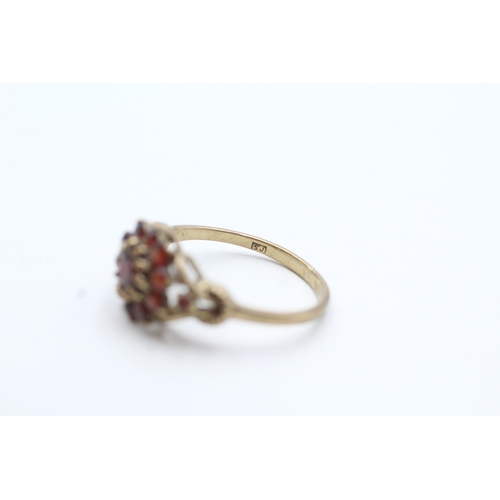 80 - 9ct gold vintage garnet cluster ring (2.1g) Size M