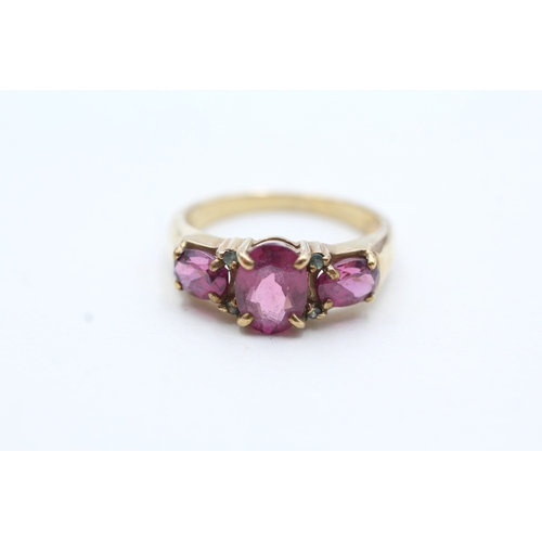 84 - 9ct gold purple garnet & green gemstone dress ring (3.5g) Size N