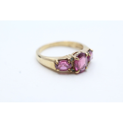 84 - 9ct gold purple garnet & green gemstone dress ring (3.5g) Size N