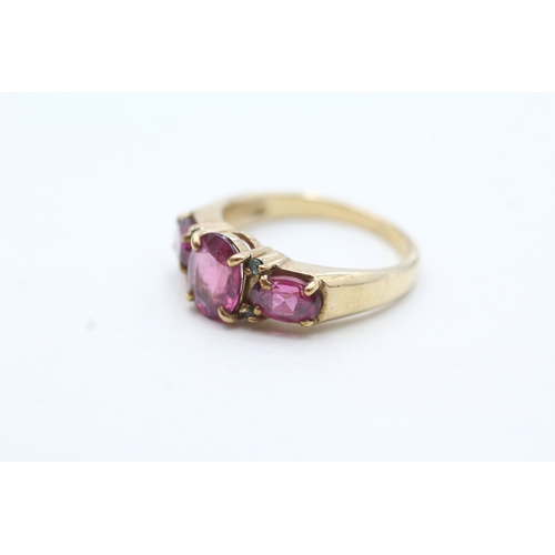 84 - 9ct gold purple garnet & green gemstone dress ring (3.5g) Size N