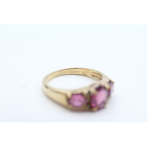 84 - 9ct gold purple garnet & green gemstone dress ring (3.5g) Size N