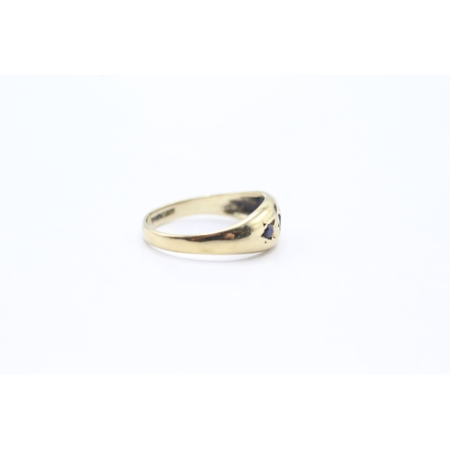 102 - 9ct gold and flush set sapphire ring (1.7g) Size J