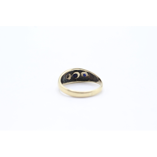 102 - 9ct gold and flush set sapphire ring (1.7g) Size J