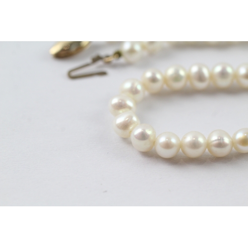 105 - 9ct gold cultured pearl necklace (15.9g)