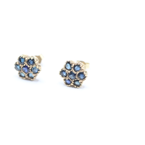 109 - 9ct gold blue gemstone flower stud earrings (1.4g)