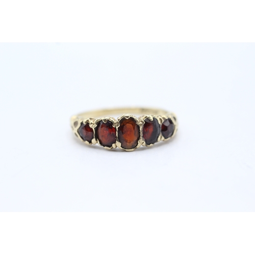 115 - 9ct gold five stone garnet ring (2.7g) Size P 1/2