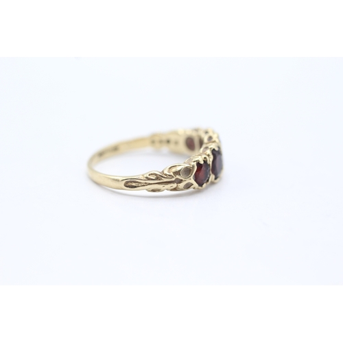 115 - 9ct gold five stone garnet ring (2.7g) Size P 1/2