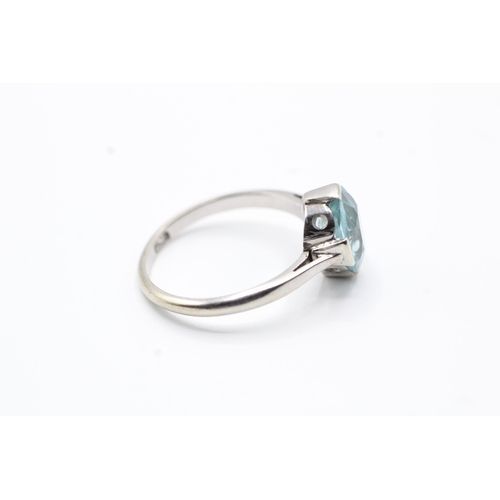 118 - 9ct gold and faux aquamarine ring (2.2g) Size M