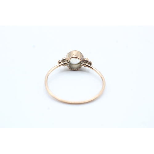 129 - 9ct gold and moonstone ring (0.9g) Size M 1/2