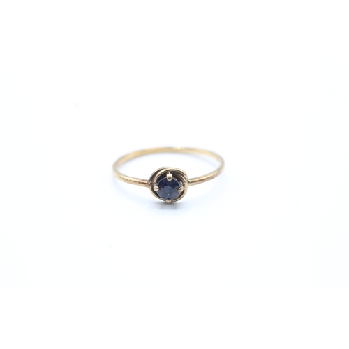 137 - 9ct gold single sapphire set ring (0.8g) Size J