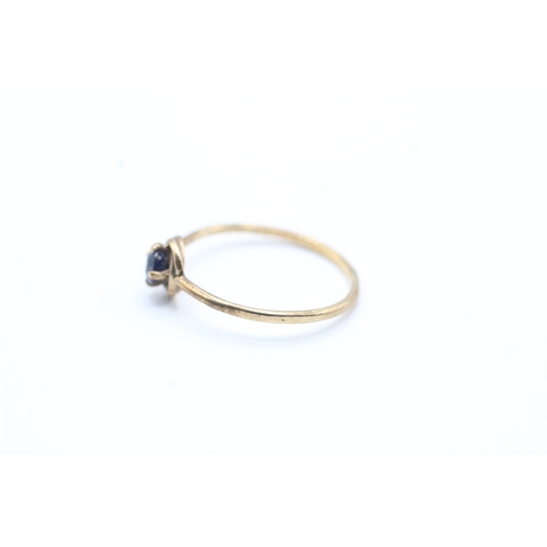 137 - 9ct gold single sapphire set ring (0.8g) Size J