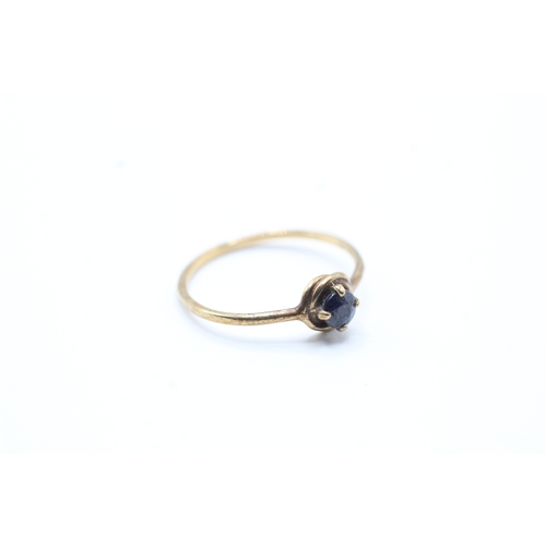 137 - 9ct gold single sapphire set ring (0.8g) Size J