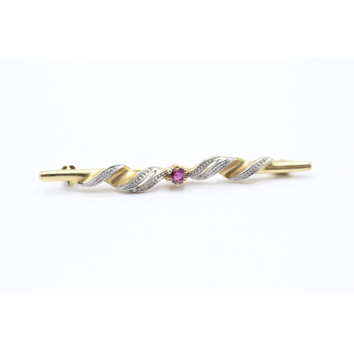 142 - 9ct gold and pink gemstone brooch (2.3g)