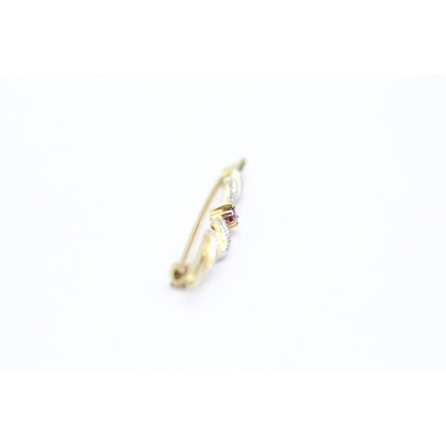 142 - 9ct gold and pink gemstone brooch (2.3g)