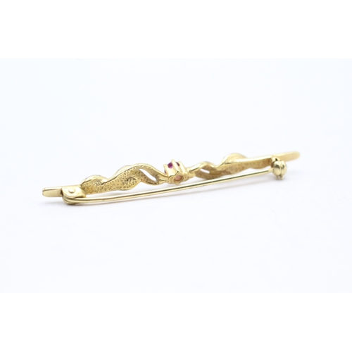 142 - 9ct gold and pink gemstone brooch (2.3g)