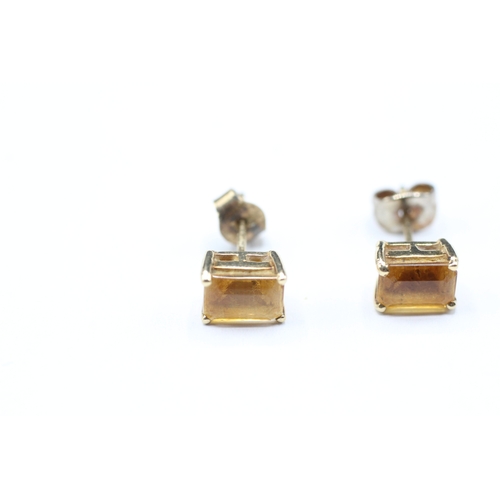 144 - 9ct gold orange gemstone stud earrings (1.5g)