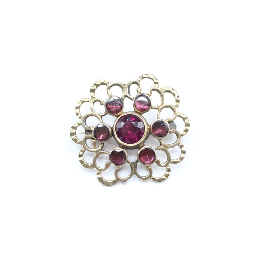 154 - 9ct gold red gemstone brooch (4.1g)