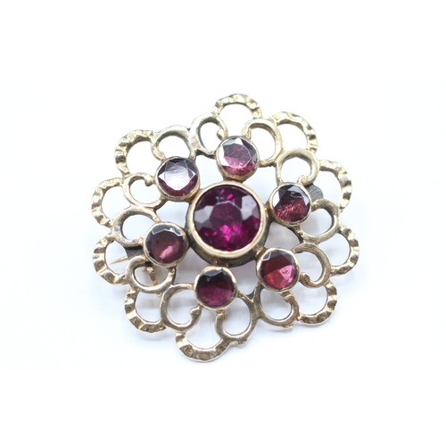 154 - 9ct gold red gemstone brooch (4.1g)