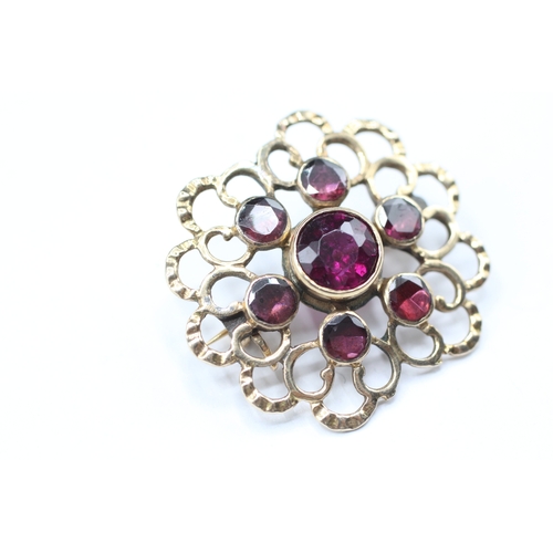 154 - 9ct gold red gemstone brooch (4.1g)