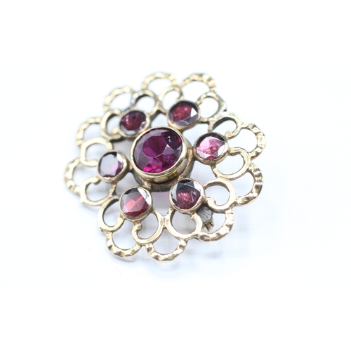 154 - 9ct gold red gemstone brooch (4.1g)