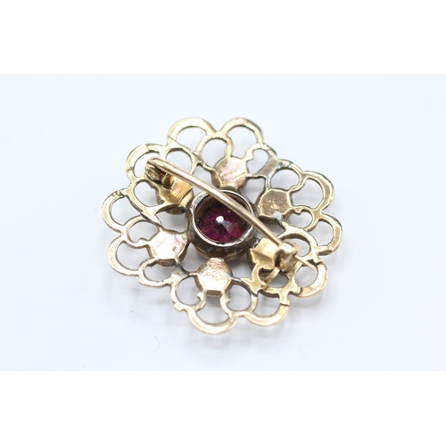 154 - 9ct gold red gemstone brooch (4.1g)