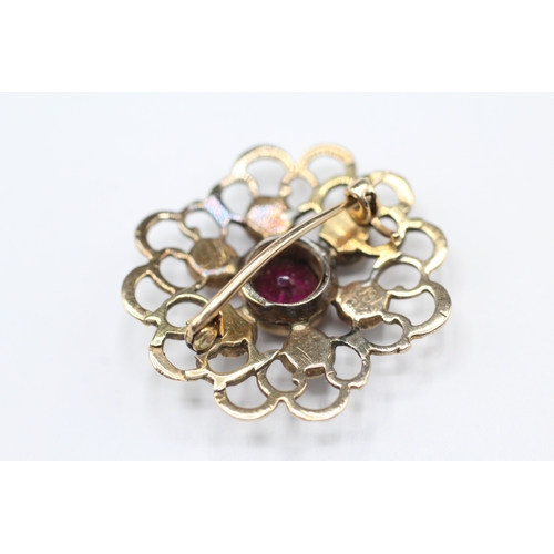 154 - 9ct gold red gemstone brooch (4.1g)