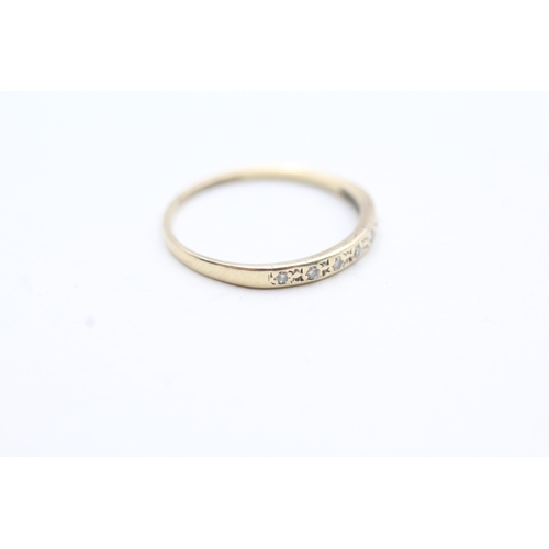 186 - 9ct gold diamond row ring (0.8g) Size M