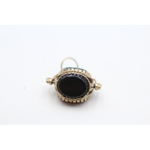 188 - 9ct gold vintage black onyx, bloodstone & carnelian spinning fob (2.5g)