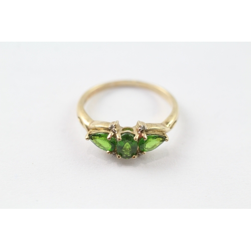 190 - 9ct gold diamond and diopside trilogy ring (2.4g) Size Q