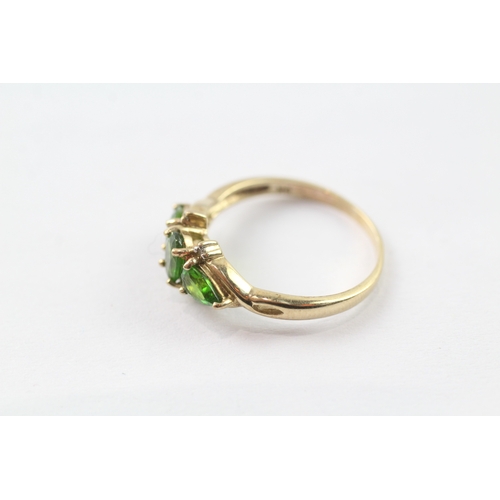 190 - 9ct gold diamond and diopside trilogy ring (2.4g) Size Q