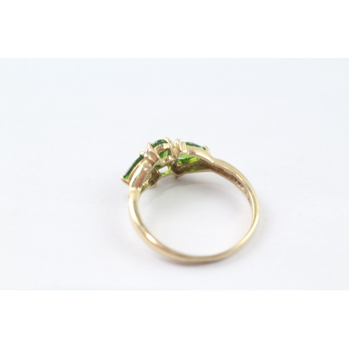 190 - 9ct gold diamond and diopside trilogy ring (2.4g) Size Q