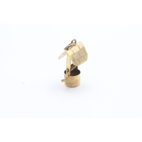 211 - 9ct gold vintage wishing well charm (1.3g)