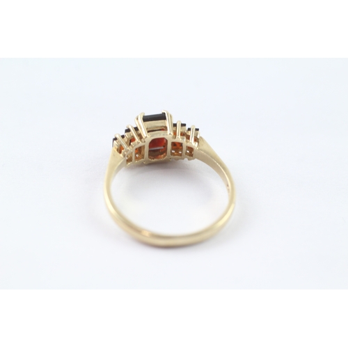 219 - 9ct gold red gemstone graduated ring (2.6g) Size P