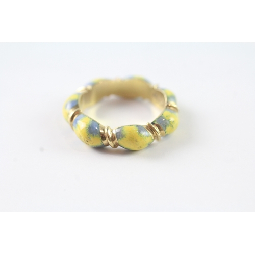 22 - 9ct gold yellow enamel band ring (5.7g) Size M 1/2