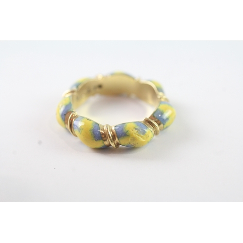 22 - 9ct gold yellow enamel band ring (5.7g) Size M 1/2