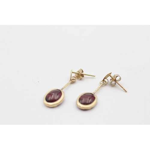 220 - 9ct gold red gemstone drop earrings (0.9g)