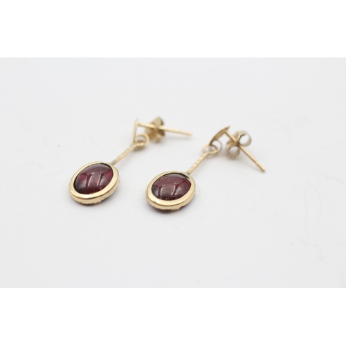 220 - 9ct gold red gemstone drop earrings (0.9g)