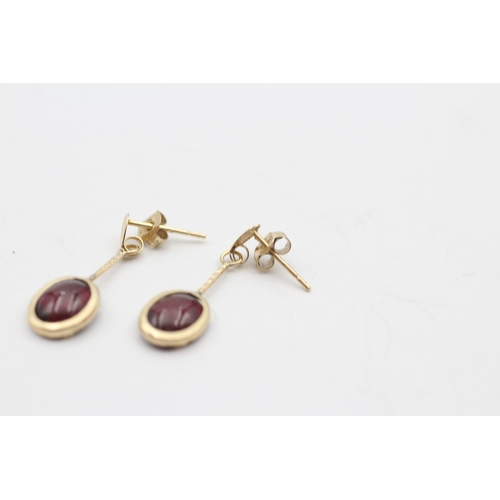 220 - 9ct gold red gemstone drop earrings (0.9g)