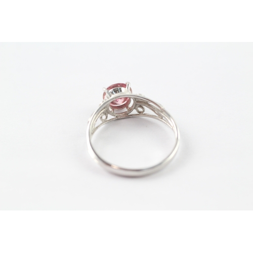 224 - 9ct white gold pink gemstone single stone ring (1.9g) Size R