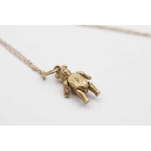 226 - 9ct gold vintage articulated bear pendant necklace (3g)