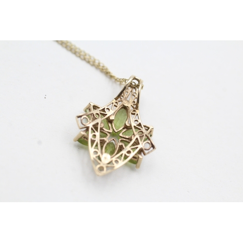 228 - 9ct gold peridot cluster pendant necklace (4.1g)